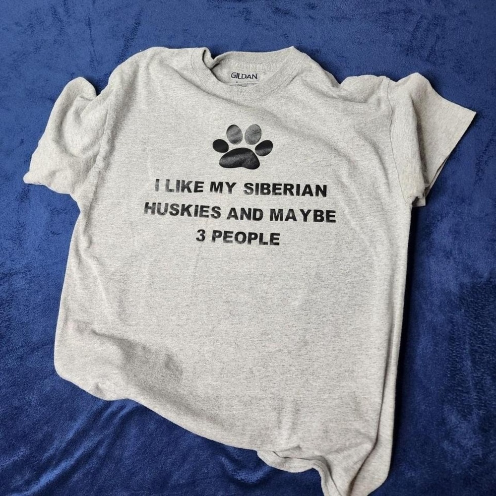 Grey graphic tee with "I like my Siberian huskies and maybe 3 people" design‎